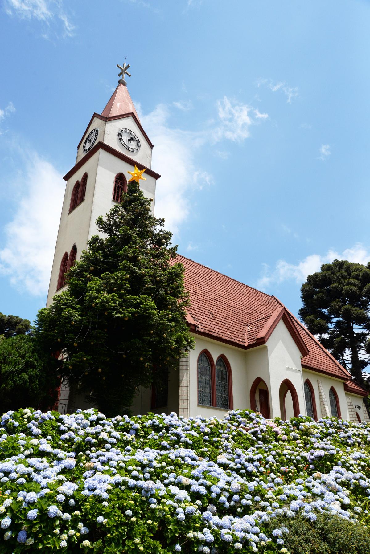 Imagem de uma moderna construção em Gramado utilizando madeira de reflorestamento, destacando a integração harmoniosa com a natureza local.